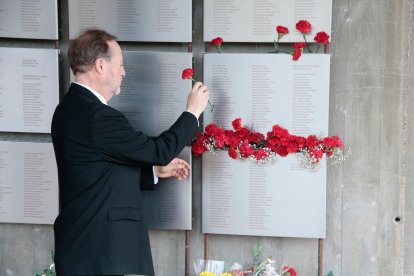 El nebot del brigadista canadenc Arthur Johnson, Andrew Johnson, col·loca un clavell vermell al Memorial de les Camposines