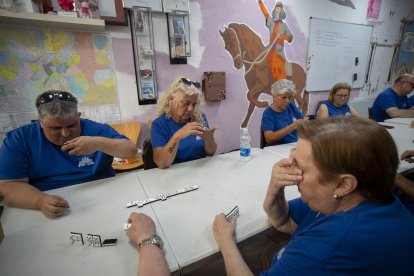 Fotografia d'una sessió de la Lliga d'integració de dominó organitzada per l'Associació de Veïns El Santuari del Barri de les Clarisses de Reus.
