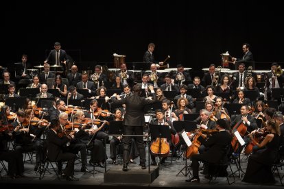 Tomàs Grau dirigeix el primer moviment de la ‘Segona’ amb la Franz Schubert Filharmonia i la Simón Bolívar compartint escenari, ahir diumenge al Teatre Tarragona.