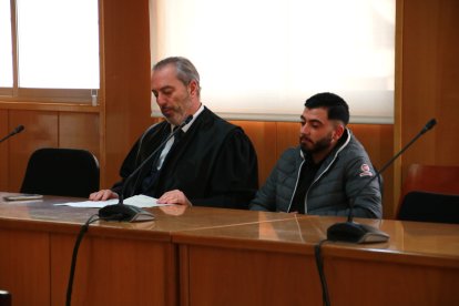 L'home acusat de matar-ne un altre a Tarragona el març de 2024 i el seu advocat a l'inici de la vista de conformitat celebrada a l'Audiència de Tarragona.