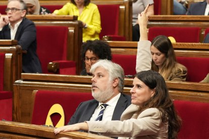 La portaveu de Junts, Mònica Sales, assenyala el sentit en una votació al Parlament aquest dimecres.