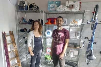 Els responsables del Far Cooperatiu, Amanda Pérez i Roger Vives, ala seu de la Biblioteca de les Coses de Tarragona.