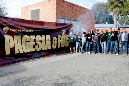 Una trentena de pagesos es concentren davant la deupradora de Reus.