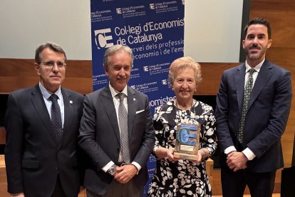 Laura Roigé amb el Premi a la Trajectòria Professional, acompanyada per Carles Puig de Travy, degà del Col·legi d’Economistes de Catalunya; Arnau Farré, president de la Seu de Tarragona i Miquel Àngel Fúster, anterior president.