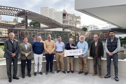 Moment de l'entrega del xec.