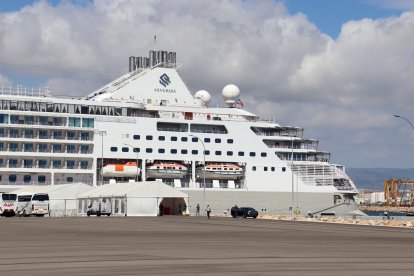 El creuer Silver Moon del grup Royal Caribbean atracat al Moll de Balears del port de Tarragona.