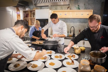 El xef Moha Quasch ha elaborat el menú amb el sommelier David Bea i Marc Garcia de la Pastisseria Velvet.