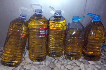 El detingut forçava els taps dels dipòsits de combustible per extreure’n el carburant.