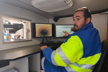 Tècnic d'Aqualia mostrant el sistema de càmeres utilitzat per inspeccionar la xarxa de sanejament.