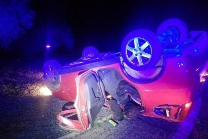 Estat en que va quedar el turisme després de bolcar durant una persecució policial.