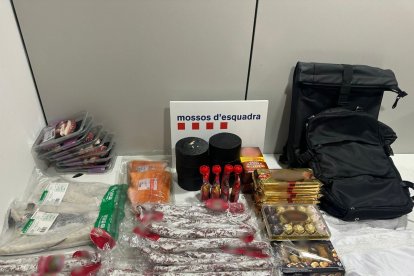 Quan se’ls va detenir portaven productes sostrets per valor de 468 euros.