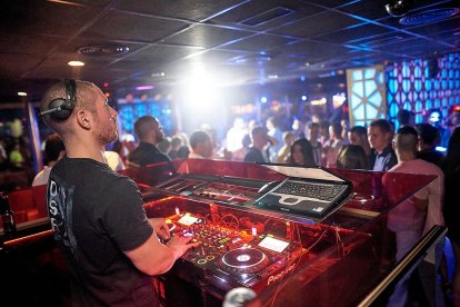 Esta discoteca cuenta con varias salas distribuidas en diferentes plantas y con programación musical variada.