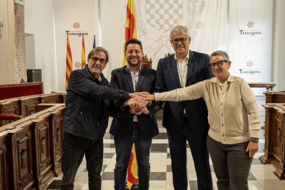 El conseller de Junts, Pep Manresa; l'alcalde, Rubén Viñuales, el portaveu de Junts, Jordi Sendra; i la consellera d'Hisenda, Isabel Mascaró van rubricar el pacte.