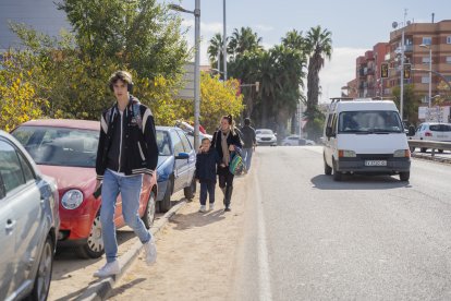 Diversos usuaris caminant pel voral de la carrtera de Valls