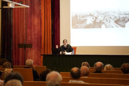 L’historiador Joan Navais, durant la conferència que va pronunciar al Centre de Lectura.