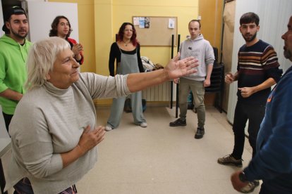 Un instant del taller de teatre de carrer en el marc de Ponent al Carrer que es fa al barri tarragoní de Torreforta.