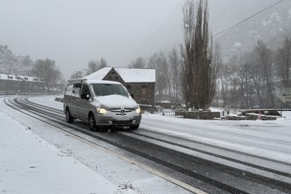 Un cotxe circulant per la C-13 a Escaló, al Pallars Sobirà.