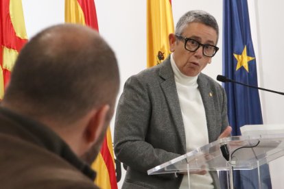 La consellera Isabel Mascaró s'adreça al conseller d'ERC, Xavier Puig, durant el debat de pressupostos del ple de Tarragona.