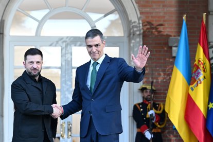 Imatge del president del govern espanyol, Pedro Sánchez, i el president d'Ucraïna, Volodímir Zelenski, durant la visita del líder ucraïnès a Madrid