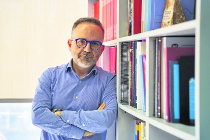 Josep Maria Arauzo-Carod, al seu despatx del Campus Bellissens de la URV.