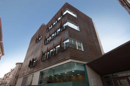 El Servei d'Informació i Atenció a les Dones (SIAD) està ubicat al Casal de la Dona.