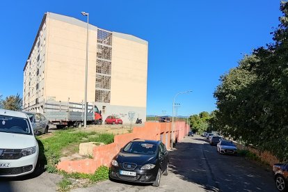 Imatge d’alguna de les llumeneres renovades a la vorera del CAP.