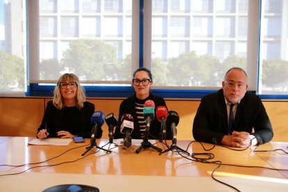 Les presidentes de la Comissió d'Igualtat de l'ICAT, Jennifer Macía i Begoña Cajaraville, i el degà de l'ICAT, David Rocamora.