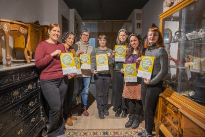 Fotografia de negocis membres de la campanya 'Compra local, paga en efectiu' a la botiga Trashteiro.