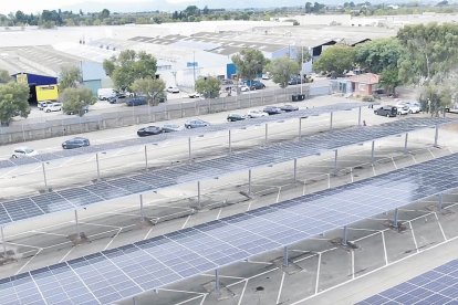 Fotografia d'arxiu de la planta solar fotovoltaica del dipòsit municipal de vehicles, on està previst que es col·loquin les bateries.