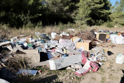 Muntanya de deixalles en un abocament descontrolat a la serra de Sant Antoni de Cunit.