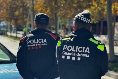 Dos agents de la GUT i de Mossos en un dispositiu conjunt.