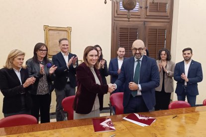 L’alcaldessa de Reus, Sandra Guaita, i el president d’ADIF, Pedro Marco, després de la signatura.