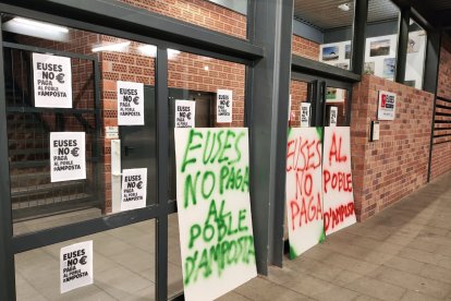 Cartells per reclamar a Euses que assumeixi les despeses d'explotacio de la seu cedida per l'Ajuntament d'Amposta.
