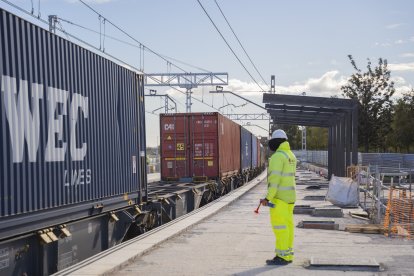 En aquests moments es treballa per rematar les andanes i muntar els blocs constructius.