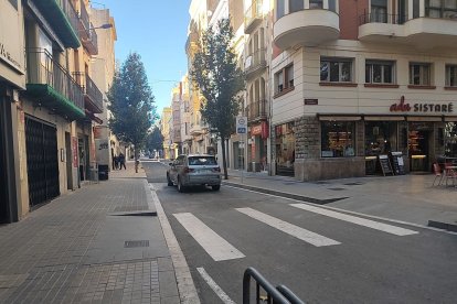 Els vehicles tornen a transitar pel carrer Ample després de finalitzar la segona fase de les obres de reforma urbanística.