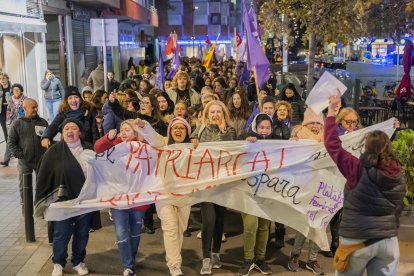 Fotografia de la marxa convocada per la Plataforma Feminista del Camp pel 25N ascendint per l’avinguda del Carrilet.