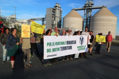 Membres de Parem Lo CatSud amb pancartes davant de Kronospan.