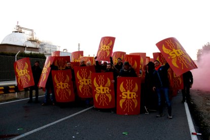 Un centenar de treballadors convocatas per l'STR bloquegen els accesos al polígon nord de Repsol Tarragona