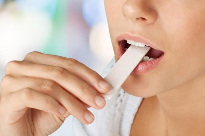 Imagen de una persona comiendo chicle.