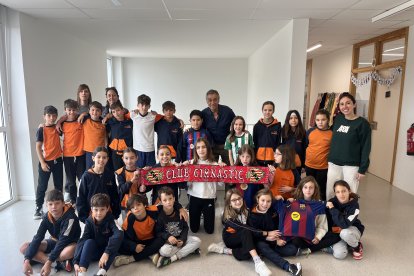 El tècnic Josep Maria Nogués amb els alumnes.