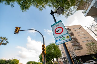 Un cartell de la ZBE a Reus.