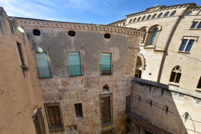El paviment de la sala axial i el mur lateral amb els 1.022 forats documentats, a tocar del carrer Sant Pau.