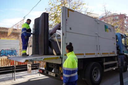 Abandonar trastos al carrer o al costat del contenidor pot comportar una sanció de 750 euros.