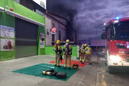 Imatge dels Bombers treballant en les tasques d'extinció