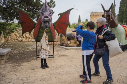 Els elements del Seguici es repartien al llarg del Passeig Arqueològic.