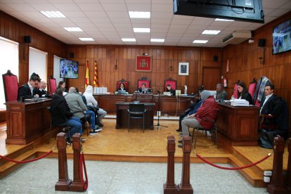 Les set persones acusades d'un delicte de pertinença d'organització criminal i d'un contra la salut pública.