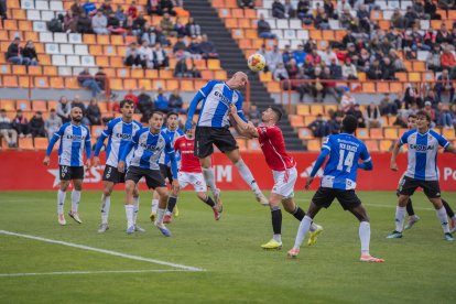 César Morgado en una acció amb el central de l’Hércules Rentero, que va ser un dels assenyalats protagonistes del partit.