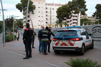 Un home detingut a Salou en el marc del dispositiu policial contra una organització amb epicentre a Catalunya implicada en assalts violents i tràfic de drogues.