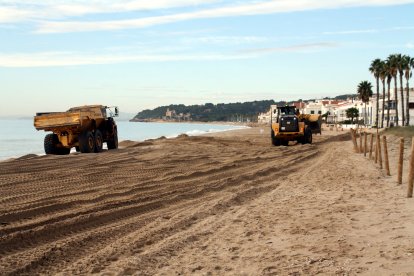 Inici dels treballs de reposició de sorra a la platja d'Altafulla.