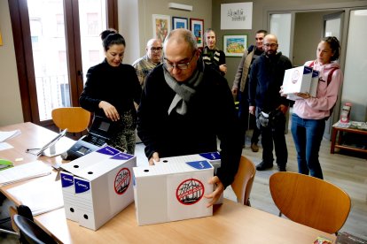 La plataforma Aturem els molins presenta les al·legacions a l’Ajuntament de Montbrió del Camp